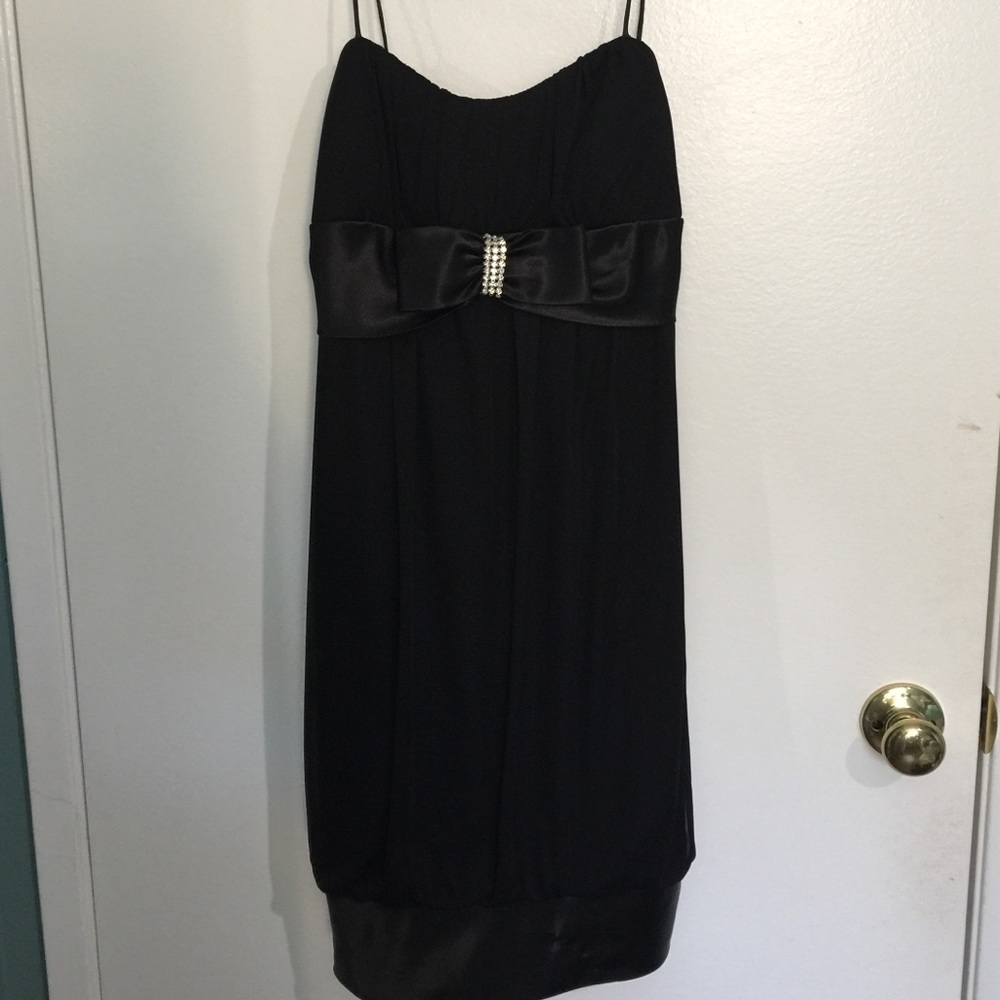 BLACK DRESS - NEVER WORN / PERFECT FOR YOUNG GIRLS